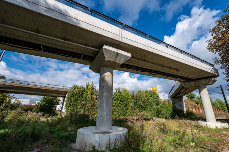 Das Foto zeigt die kaputte Fahrradbrücke in Dingolfing.