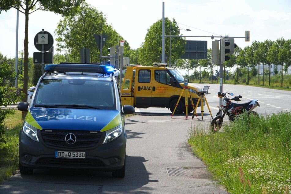 Polizei und Abschlepper an der Unfallstelle im Leipziger Norden.