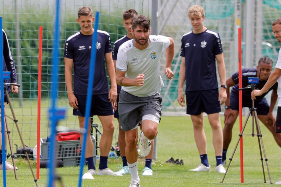Als Ex-Profi kann Niklas Hoheneder (39) den CFC-Spielern zumindest im Training noch einiges vormachen.