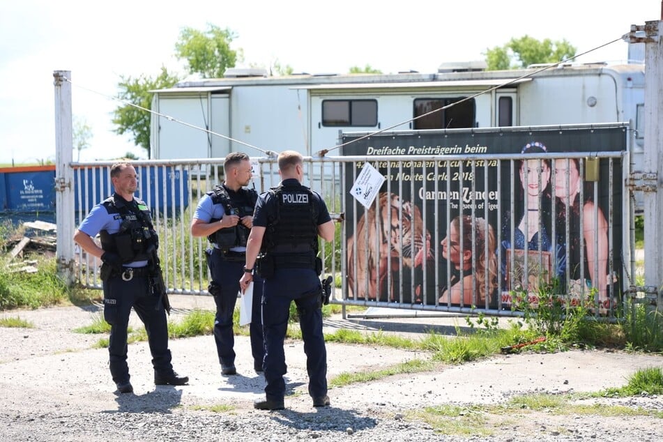 Die Polizei ist mit einem Großaufgebot vor Ort.
