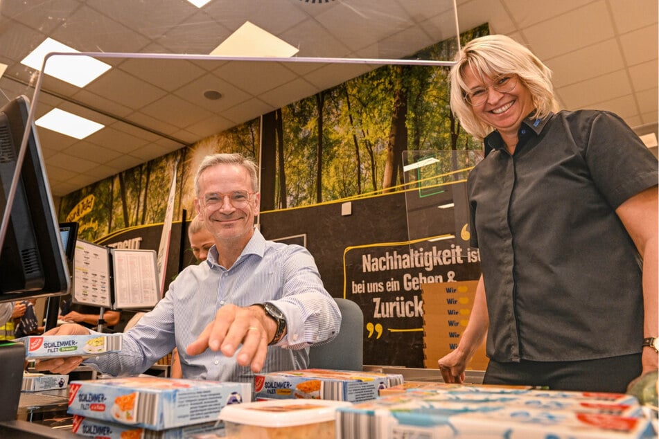 Dresdens Bundestagsabgeordneter Markus Reichel (53, CDU) kassierte mit ein wenig Hilfe von Edeka-Inhaberin Sandra Jäckel (48) für den guten Zweck.