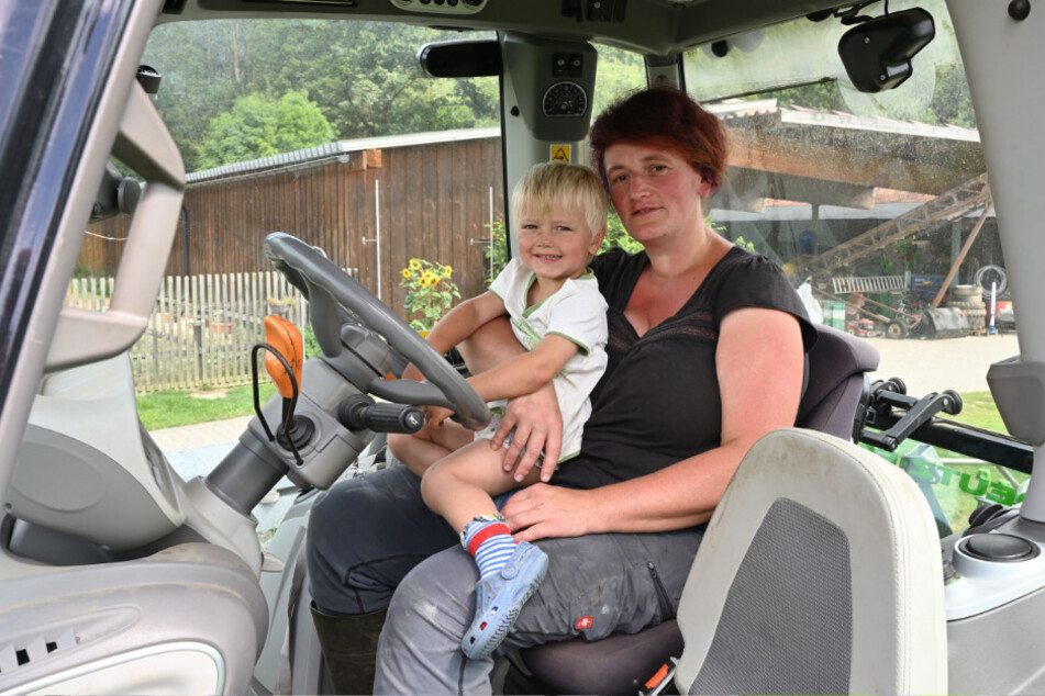 Traktor als Schlafplatz: Mama Mandy Uhlig (43) ist froh, ihren Leopold (2) wieder bei sich zu haben.