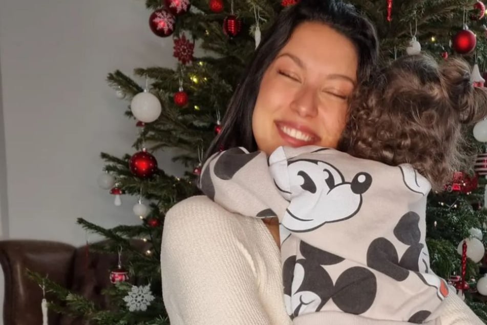 Trotz finanzieller Möglichkeiten: Unter dem Weihnachtsbaum sollen bei Rebecca Mir (31) nicht zu viele Geschenke für ihren kleinen Sonnenschein (2) landen.