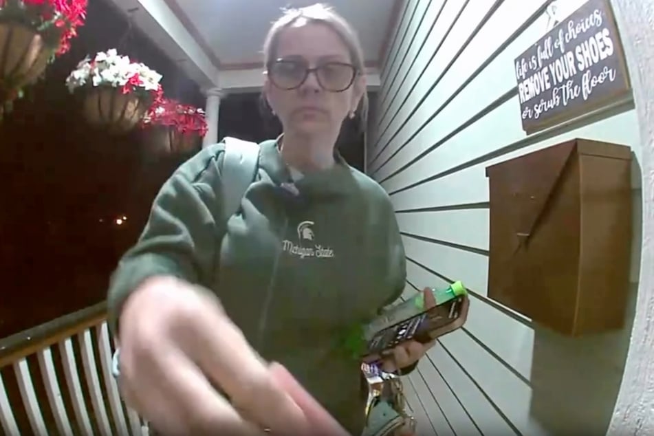 Mehrfach versucht die Krankenschwester ihre Tür mit dem Krankenhausausweis zu öffnen.