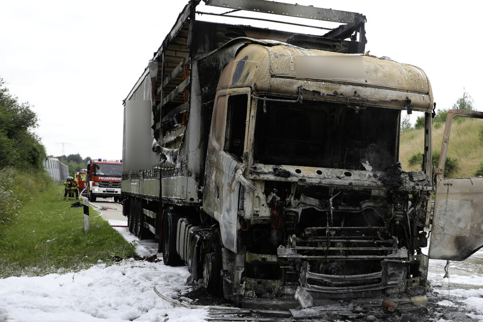 Die Fahrerkabine sowie Teile der Ladefläche brannten vollständig ab.