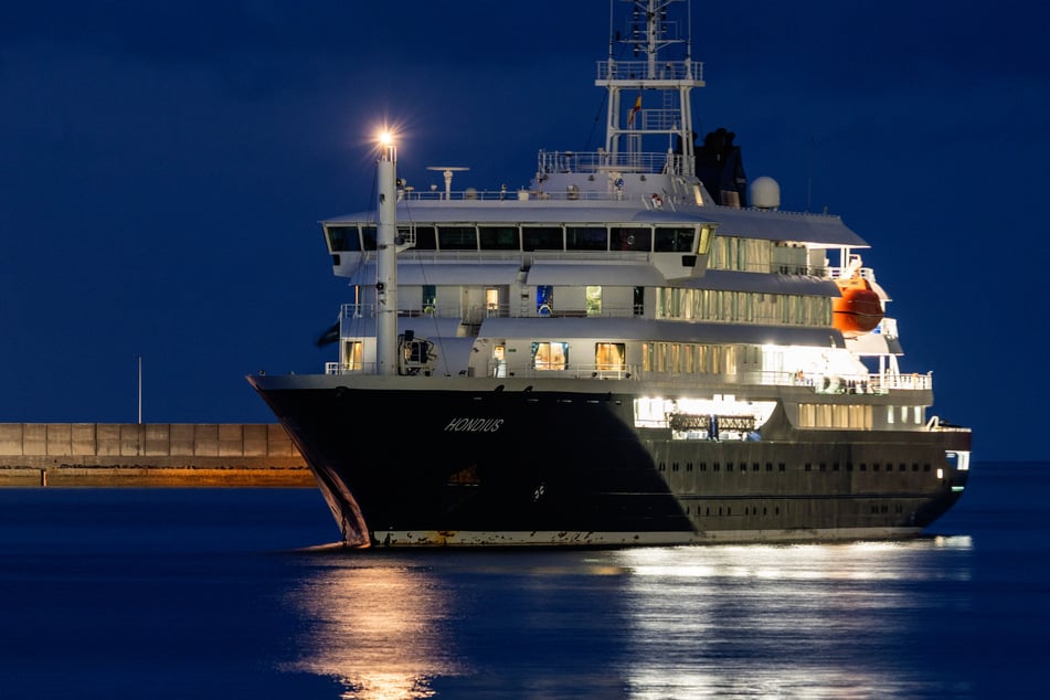 Die "Hondius" nach ihrer Ankunft auf Teneriffa. Jetzt bringt ein Teil der Crew das Kreuzfahrtschiff in Richtung Niederlande.
