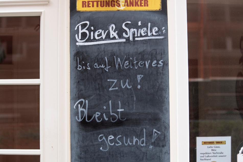 Eine geschlossene Kneipe in Freiburg wünscht: "Bleibt gesund!"