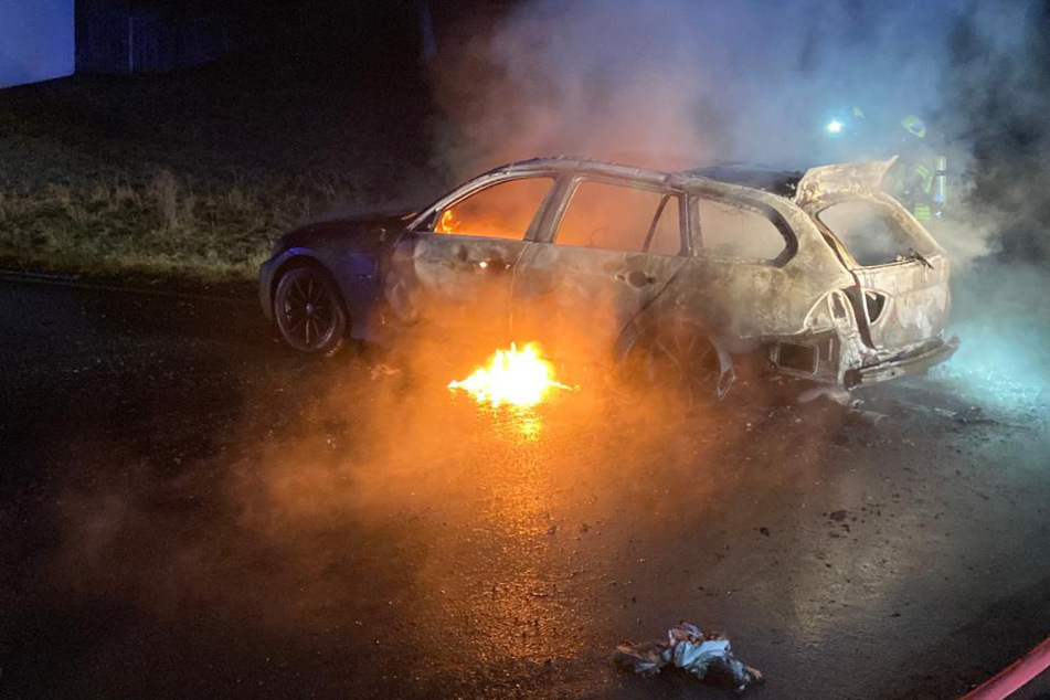 30-Jähriger bemerkt Rauch und handelt blitzschnell: BMW von Feuer zerstört