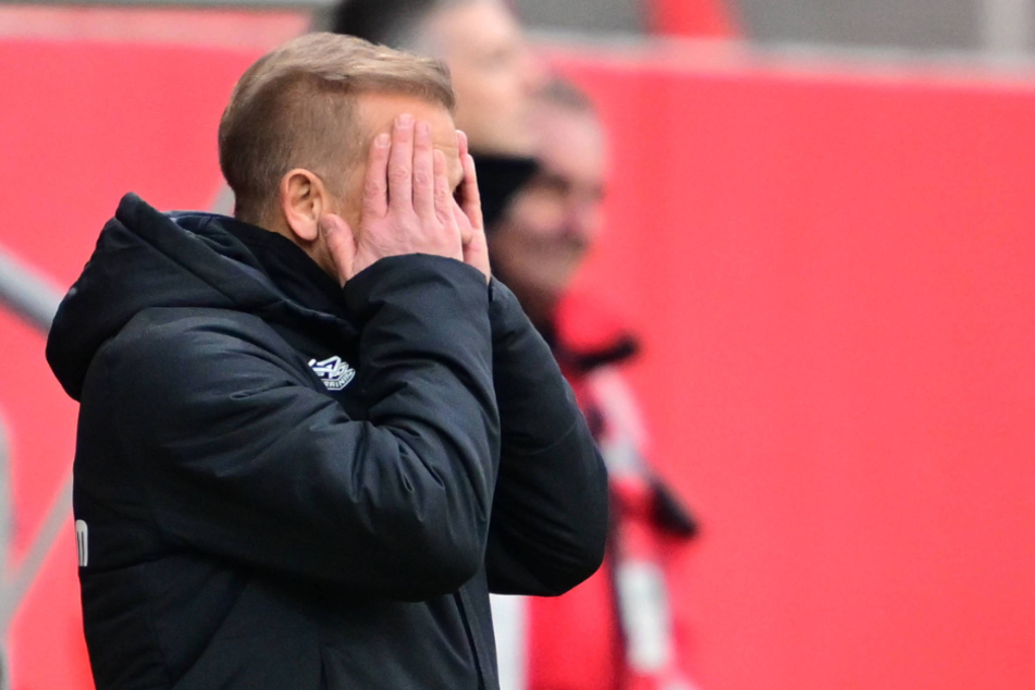 Mochte am Sonntag nicht mehr hinschauen: Dynamo-Trainer Markus Anfang (49) war nach der 1:2-Niederlage in Ingolstadt absolut bedient.
