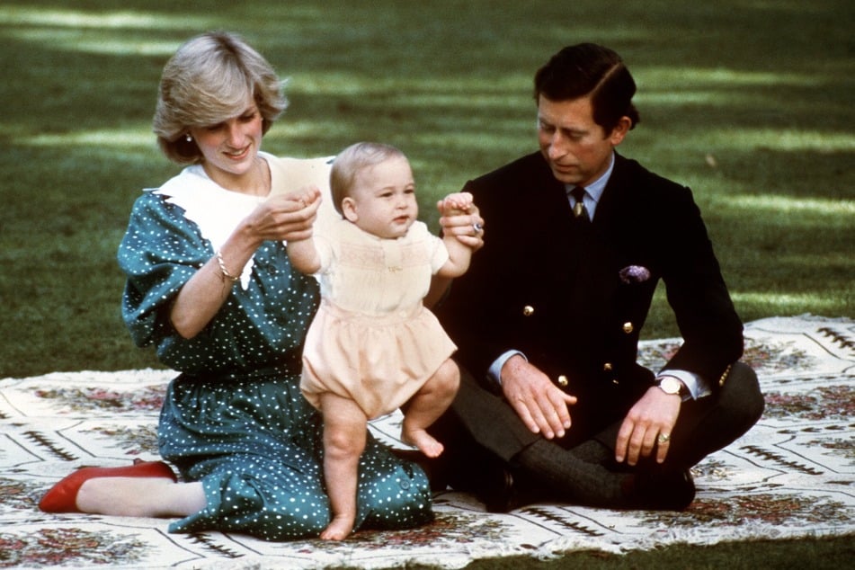 April 1983: Prinzessin Diana (damals 21) und Prinz Charles (damals 34) posieren mit ihrem erstgeborenen Sohn William (damals zehn Monate). (Archivbild)