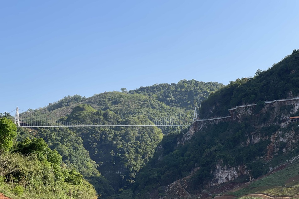 Die Bach-Long-Glasbrücke verläuft stolze 150 Meter über einem tiefen Tal zwischen zwei Bergen.