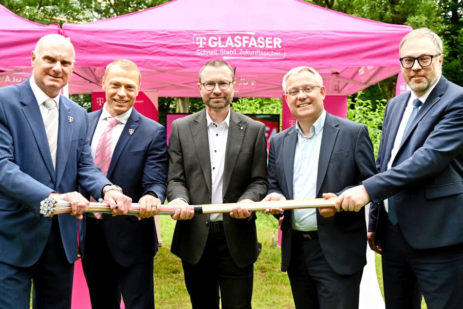 Ziehen an einem Glasfaser-Strang: Telekom-Konzernbevollmächtigter Axel Wenzke (60, l.), Telekom-Gebietsleiter Sten Pinkert (41), WGJ-Vorstand Alrik Mutze (50), Wirtschaftsbürgermeister Jan Pratzka (52) und Digitalberater Matthias Hundt (55).