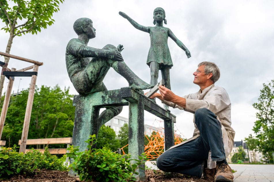 Die Plastik "Am Schwebebalken" restaurierte Erik Neukirchner voriges Jahr. Sie schmückt den Hof der Marianne-Brandt-Oberschule.