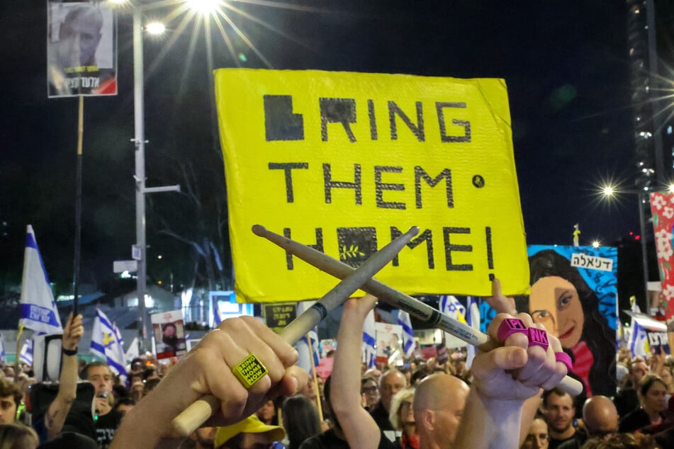 Die Demonstranten setzen sich für das Ende des Krieges ein.