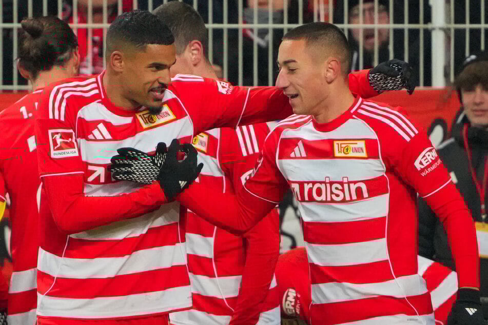 Danilho Doekhi (l.) und Marin Ljubicic feiern den Ausgleichstreffer, egal, wer die Kugel am Ende über die Linie befördert hat.