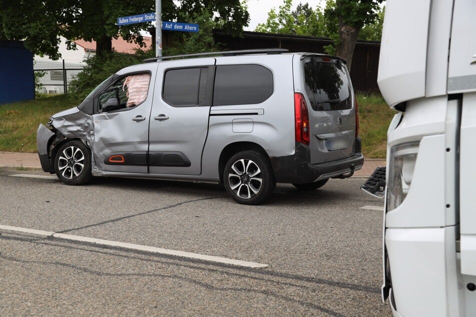 Der Lkw krachte in die Fahrerseite des Citroën.