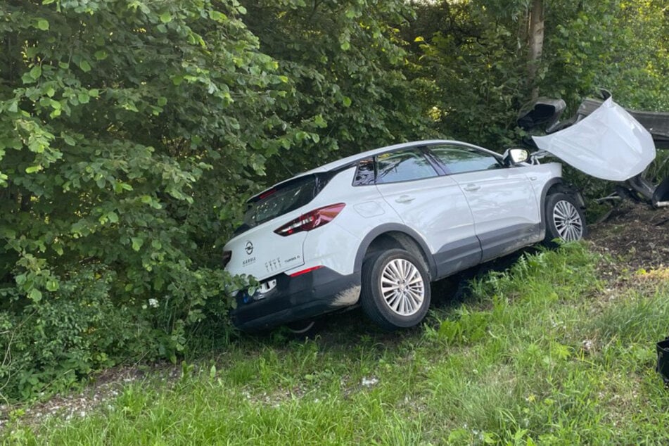 Unfall unter Drogen: Opel-Fahrerin kracht in Leitplanke