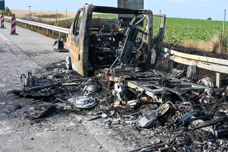 Unfall A14: Urlaubsfahrt endet abrupt: Wohnmobil brennt auf A14 komplett aus