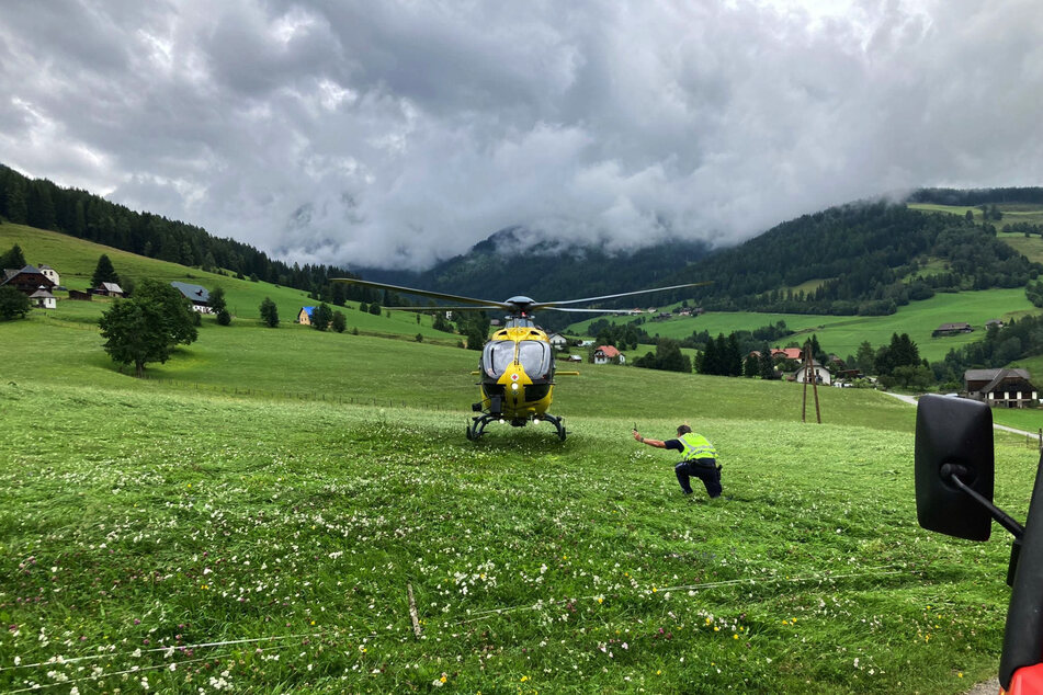 De eigenaar van de wilde stier moest per helikopter naar het ziekenhuis worden vervoerd.