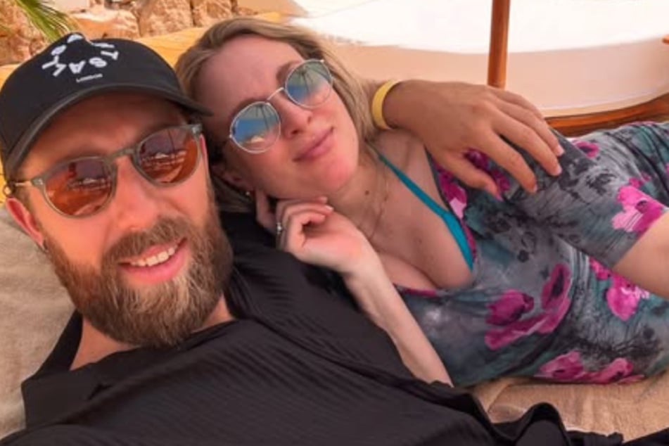 Sport1-Moderatorin Ruth Hofmann (39) und ihr Partner Sergio Perales Caliz können sich über ihr erstes Kind freuen.