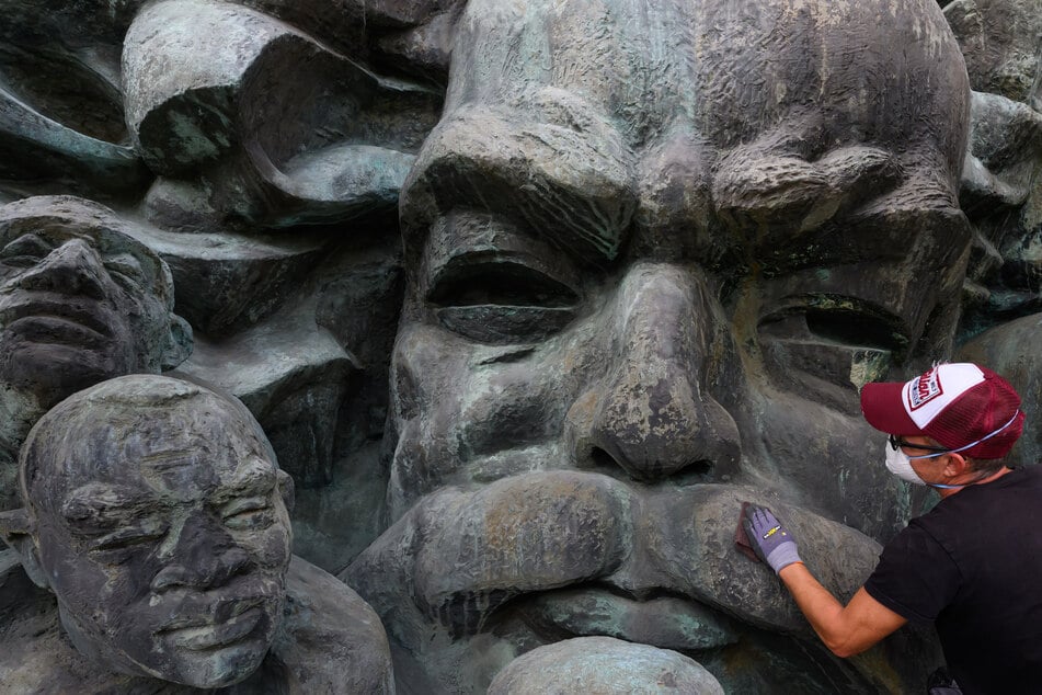 Leipzig: Make-Over für Marx: Deshalb wird das riesige Leipziger Relief frisch gemacht