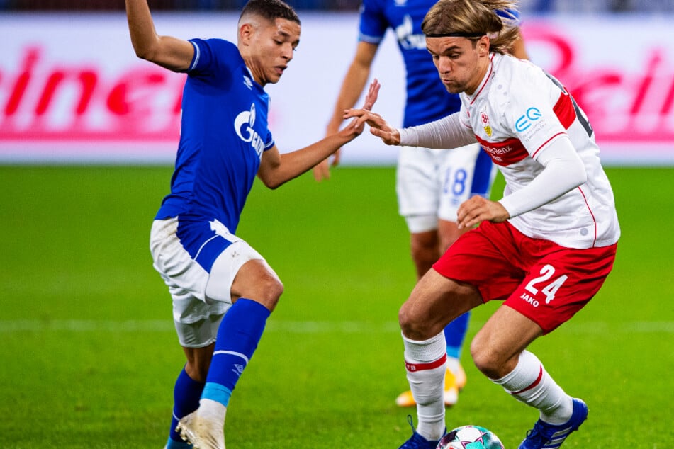 Stuttgarts Borna Sosa (r.) und Schalkes Amine Harit kämpfen um den Ball.