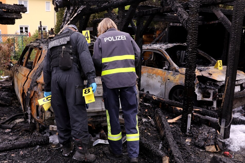 Kripobeamte am Brandort.