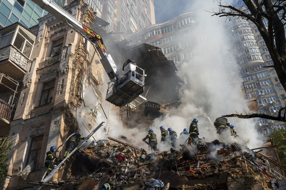 Dieses Bild von einem zerstörten Gebäude in Kiew stammt vom 17. Oktober - auch am heutigen Montag gab es erneut Angriffe durch russische Raketen.