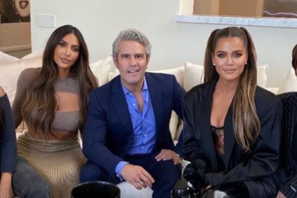 Andy Cohen (m) poses with Kim Kardashian(l) and Khloe Kardashian (r).