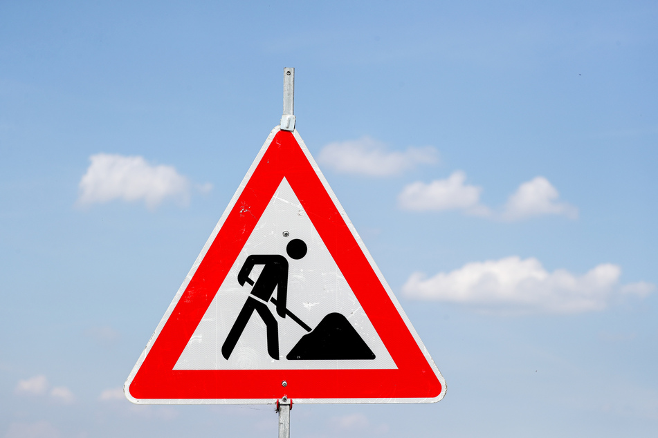 Ein Schild weist auf eine Baustelle hin. (Symbolbild)