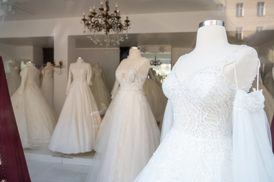 Einbruch in Brautmodenladen: Diebe stehlen 40 Traumkleider von großem Wert