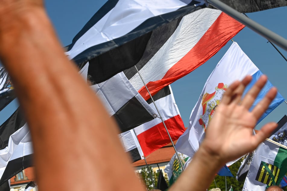Gegen "Reichsbürger" und Verschwörungsideologen bestehen derzeit 156 offene Haftbefehle in Bayern. (Symbolbild)