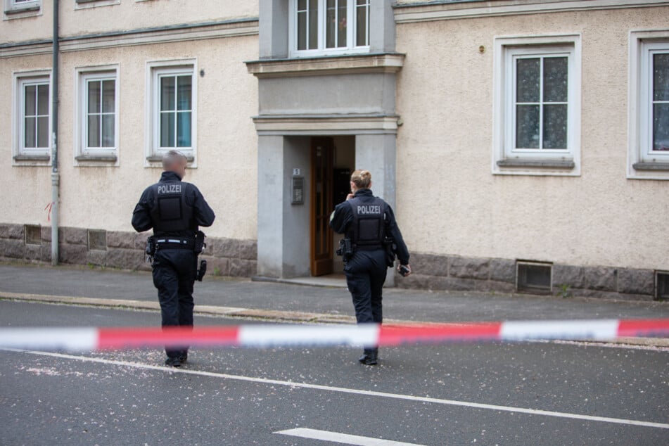 Die Polizei wurde am Sonntagabend zu einem Mehrfamilienhaus in Plauen (Vogtland) gerufen: Dort sorgte ein Mann mit einem Messer für Aufregung.
