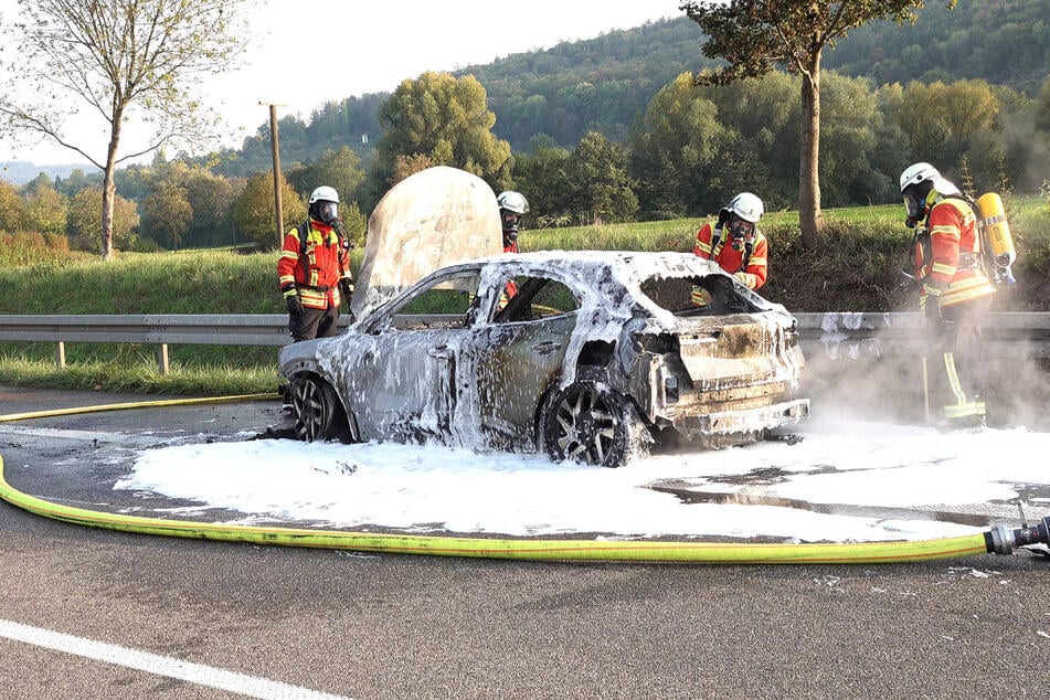 Ein brennender Wagen sorgte am Montag für eine Vollsperrung zwischen Remshalden und Winterbach.