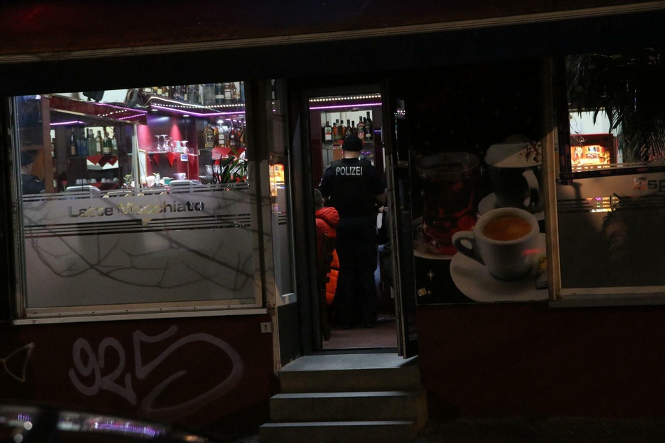 Polizisten informierten Bars am Samstagabend, dass sie schließen müssen.