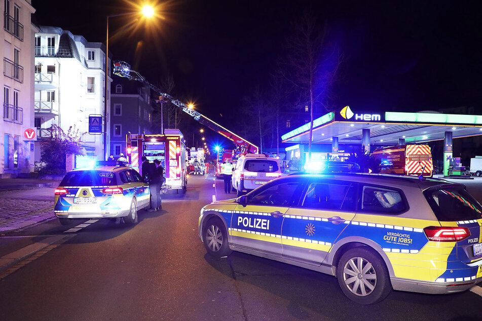 Polizei und Feuerwehr waren mit einem Großaufgebot auf der Tharandter Straße im Einsatz.