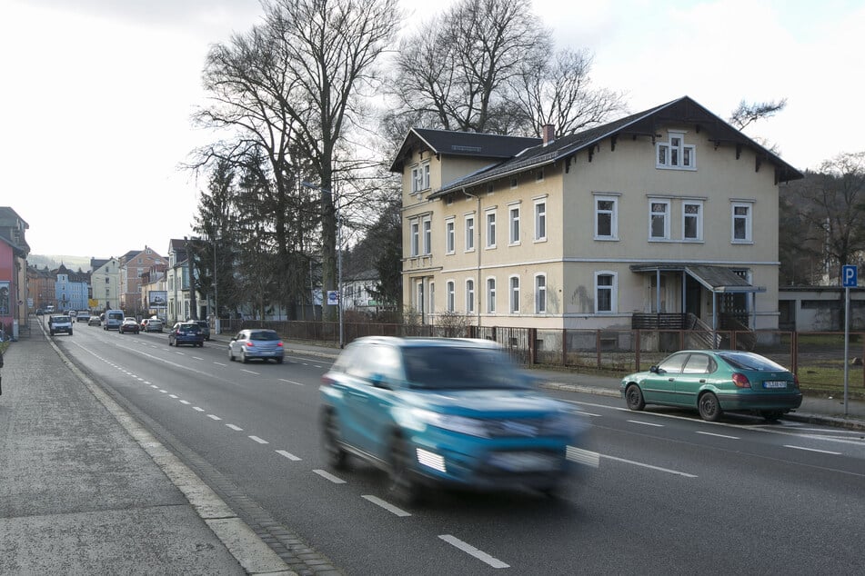 Wilder Unfall in Freital: BMW-Fahrer schiebt vier Autos ineinander