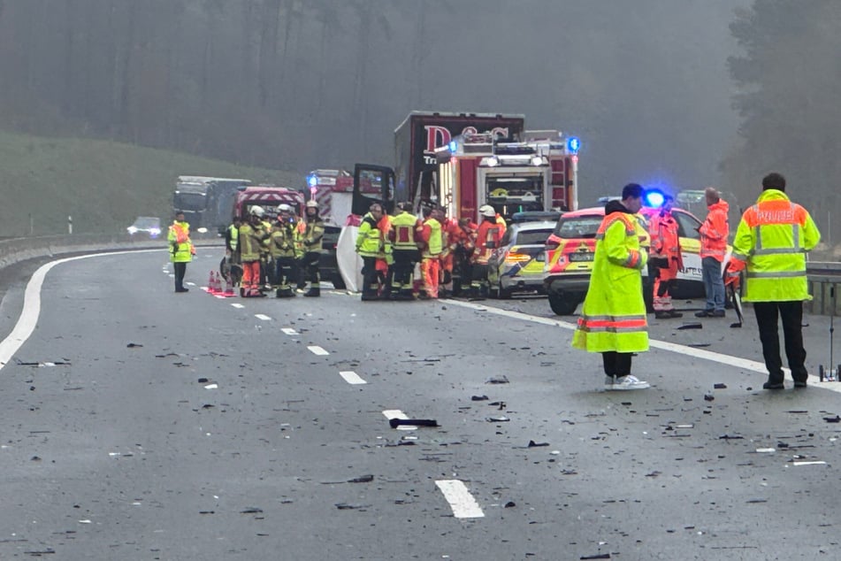 Zahlreiche Einsatzkräfte sind auf der A70 bei der Arbeit.
