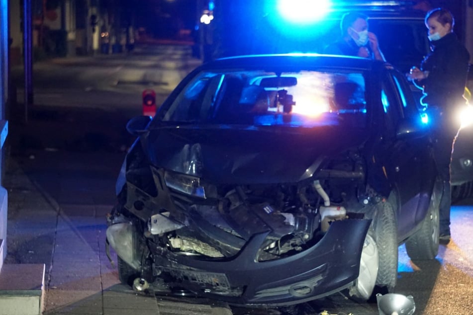 Der Opel Corsa wurde ordentlich in Mitleidenschaft gezogen.