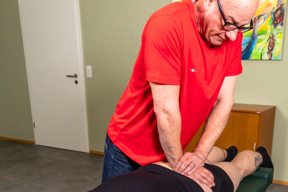 Heilpraktiker Ingo Lauterlein setzt auf ganzheitliche Behandlung bei Rückenproblemen.