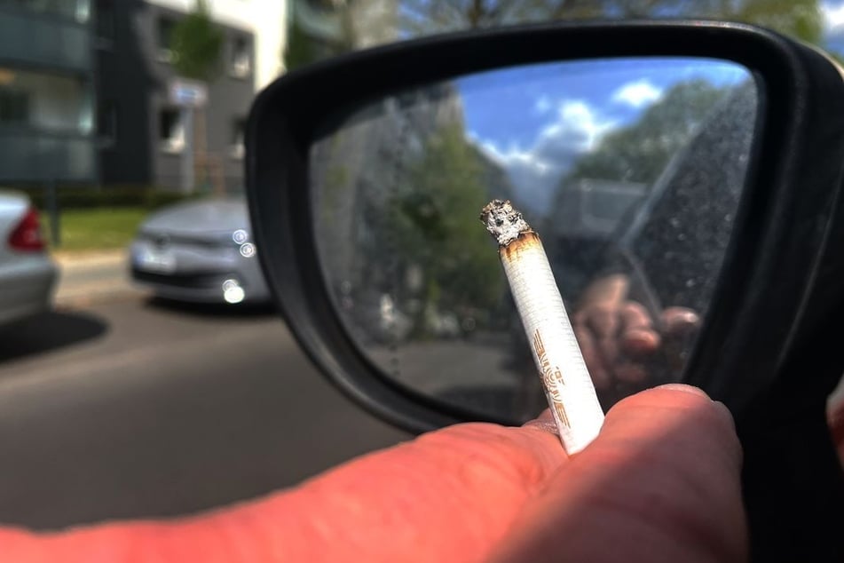 Zahlreiche Menschen rauchen in ihren Fahrzeugen. Nicht selten sitzen dabei Minderjährige auf der Rückbank. (Symbolfoto)