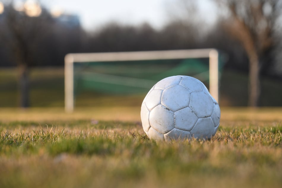Ein Fußball liegt auf einem Fußballplatz. Wegen der Corona-Pandemie liegt der Breitensport seit Monaten am Boden. Vor allem die Kinder leiden unter der Bewegungslosigkeit. (Symbolbild)
