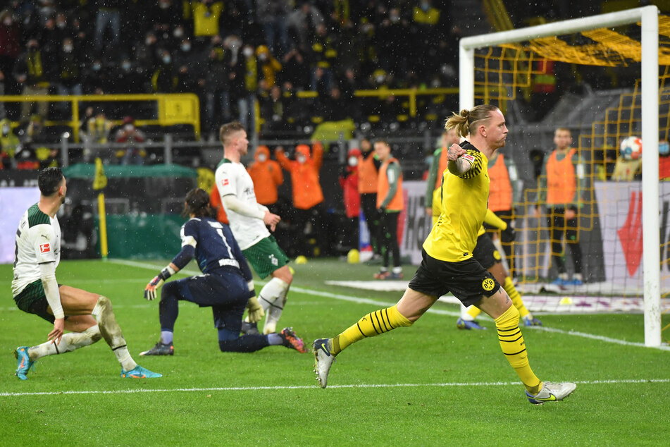 Die Vorentscheidung: Dortmunds Marius Wolf (26, r.) drehte nach seinem Treffer zum 3:0 jubelnd ab. Es war noch lange nicht der Schlusspunkt - drei weitere Tore sollten noch folgen.