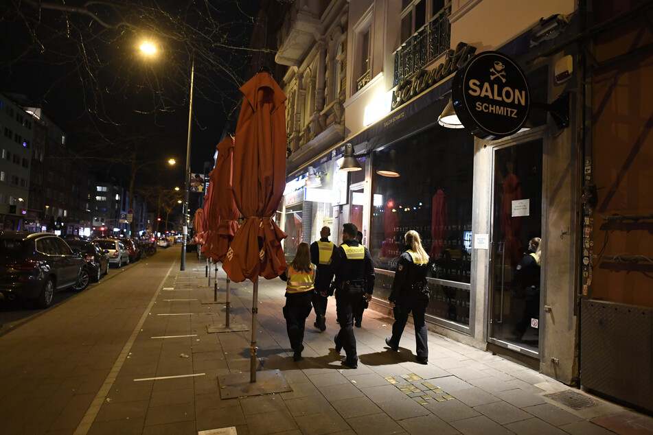 Das Kölner Ordnungsamt patrouilliert durch die verlassene Aachener Straße, wo sonst das Nachtleben tobt. Die Notbremse sieht unter anderem Ausgangsbeschränkungen von 22 Uhr bis 5 Uhr vor.