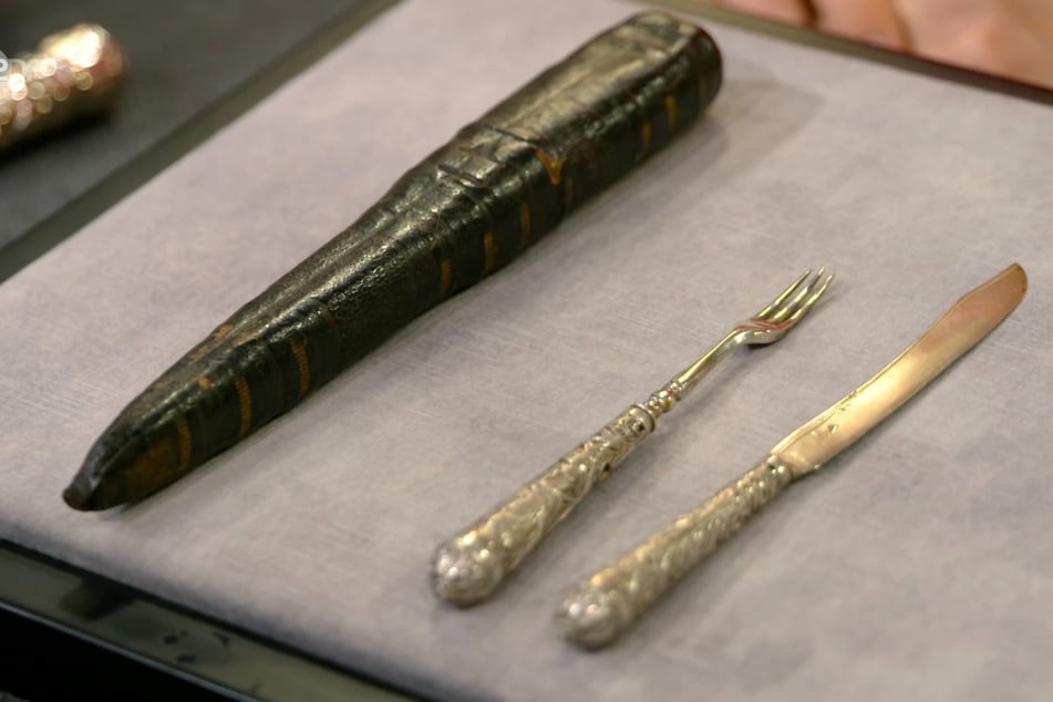 Messer und Gabel bestehen aus Silber.