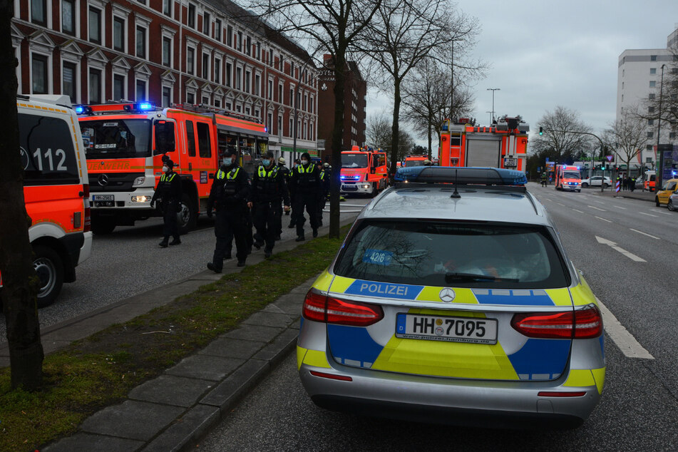 Zahlreiche Einsatzfahrzeuge stehen auf dem Schiffbeker Weg.