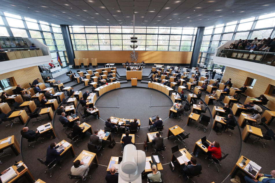 Der Streit im Landtag nimmt kein Ende. In Thüringen gibt es seit Monaten eine kontroverse Debatte um die Einstellungspraxis von Rot-Rot-Grün. (Archivbild)