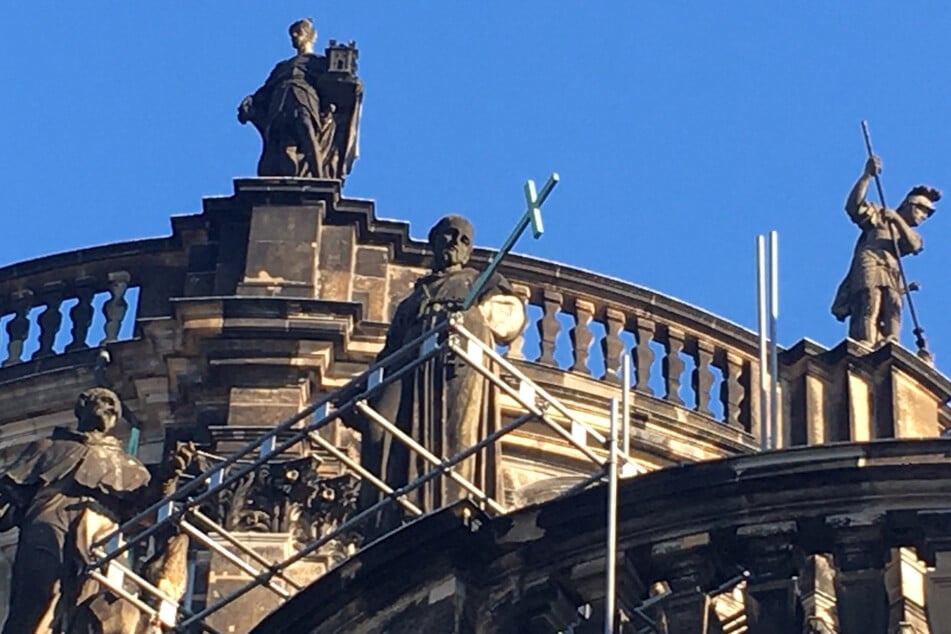 Insgesamt 87 Statuen zählt das Ensemble auf der Dresdner Hofkirche. Wie gut diese in Schuss sind, wird aktuell geprüft.