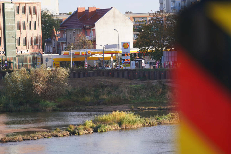 Ein Blick von Deutschland aus auf eine Shell-Tankstelle im nahe gelegenen Slubice in Polen, dem gelobten Land für alle Tanktouristen aus Ostdeutschland.