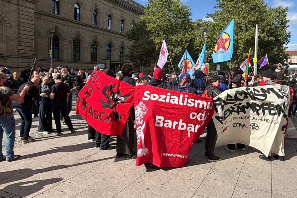 Linke Demonstranten versammelten sich am Nachmittag am Magdeburger Hauptbahnhof.